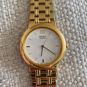 Seiko V701-1T79 goldtone watch